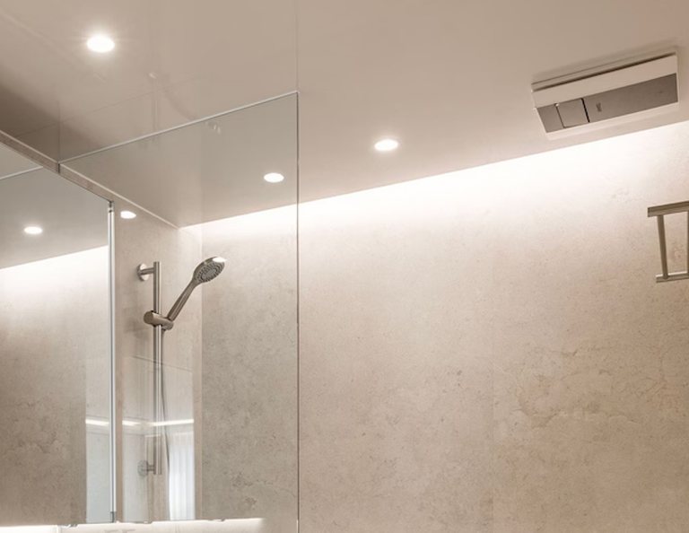 Trần SMC ba đèn downlight và dải hắt T5 dọc mép trần