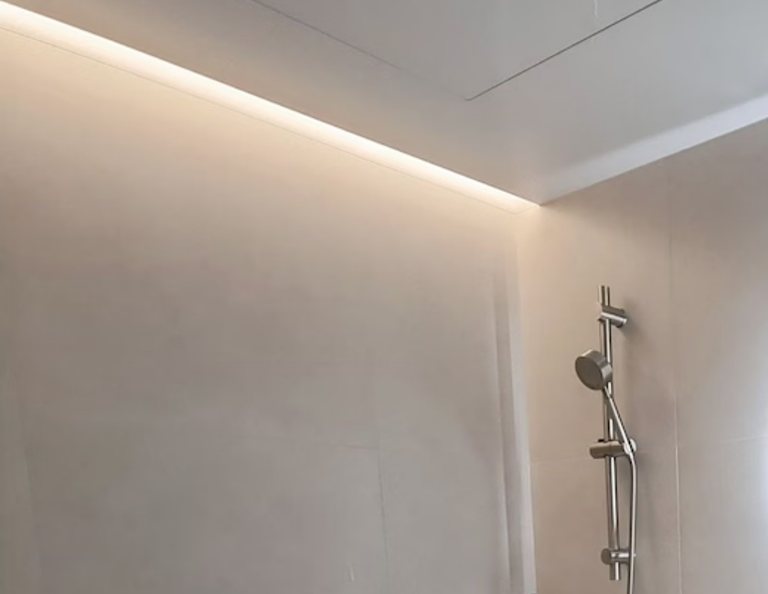 Dải hắt sáng T5 chạy dọc chân trần trong buồng tắm