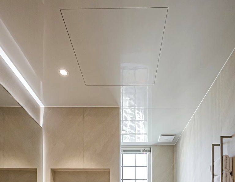 Trần nhựa SMC trắng bóng trong phòng tắm, có nắp thăm trần và đèn downlight