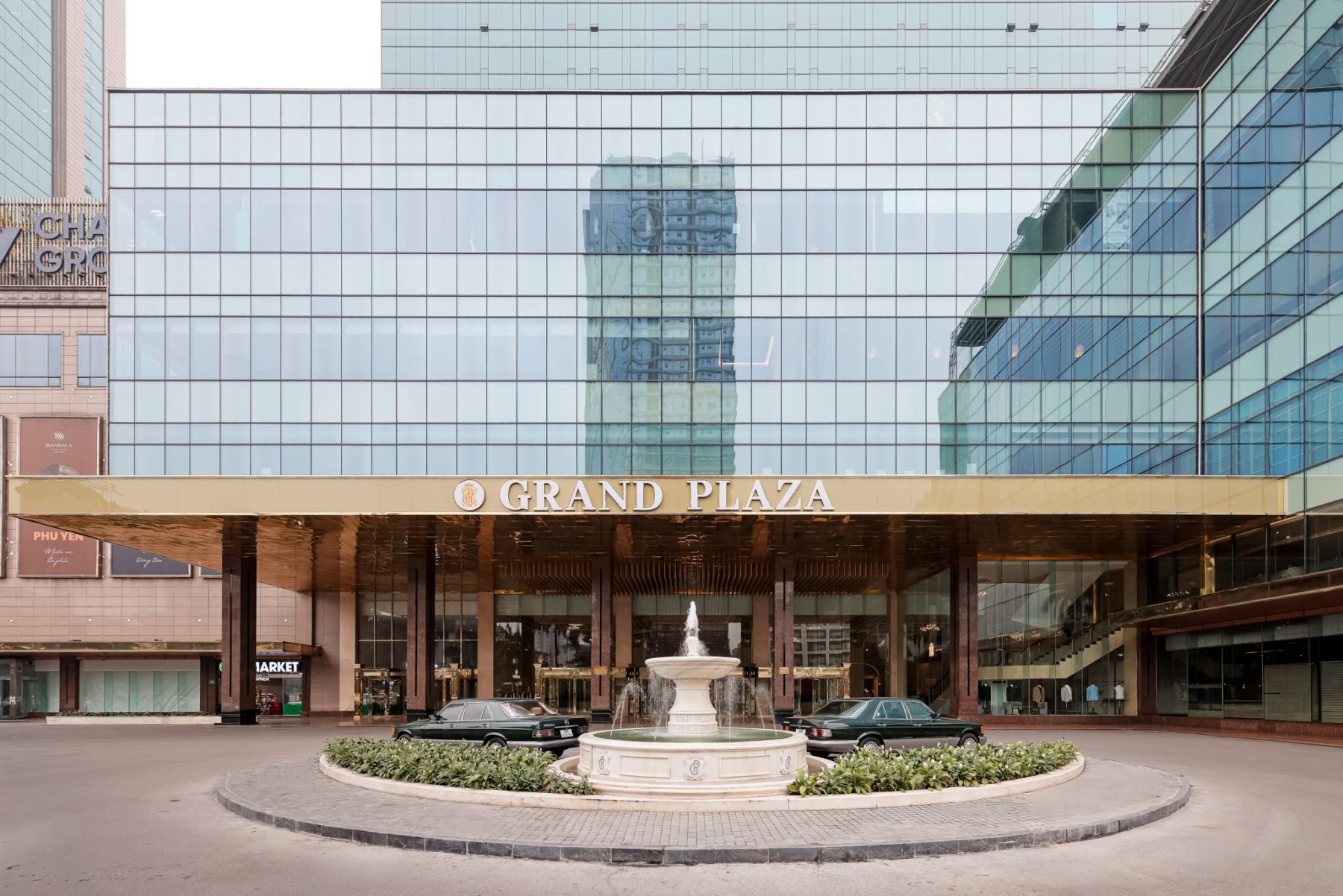 trần nhà tắm khách sạn Grand Plaza là vật liệu gì?
