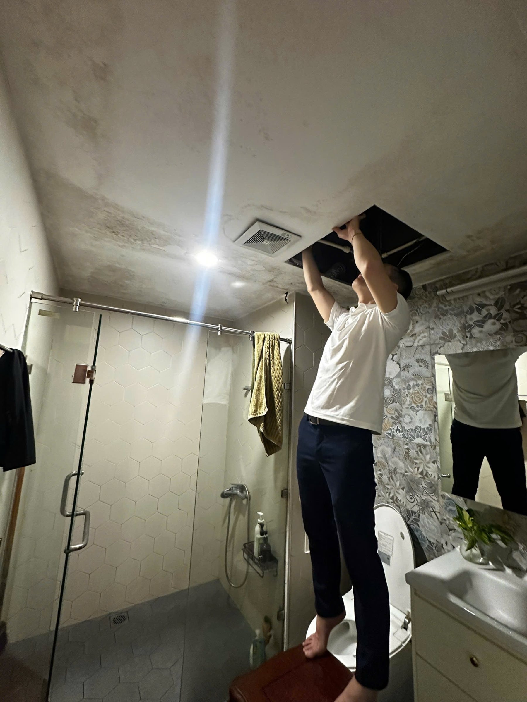 trần nhà tắm bị ẩm mốc do hơi ẩm lớn