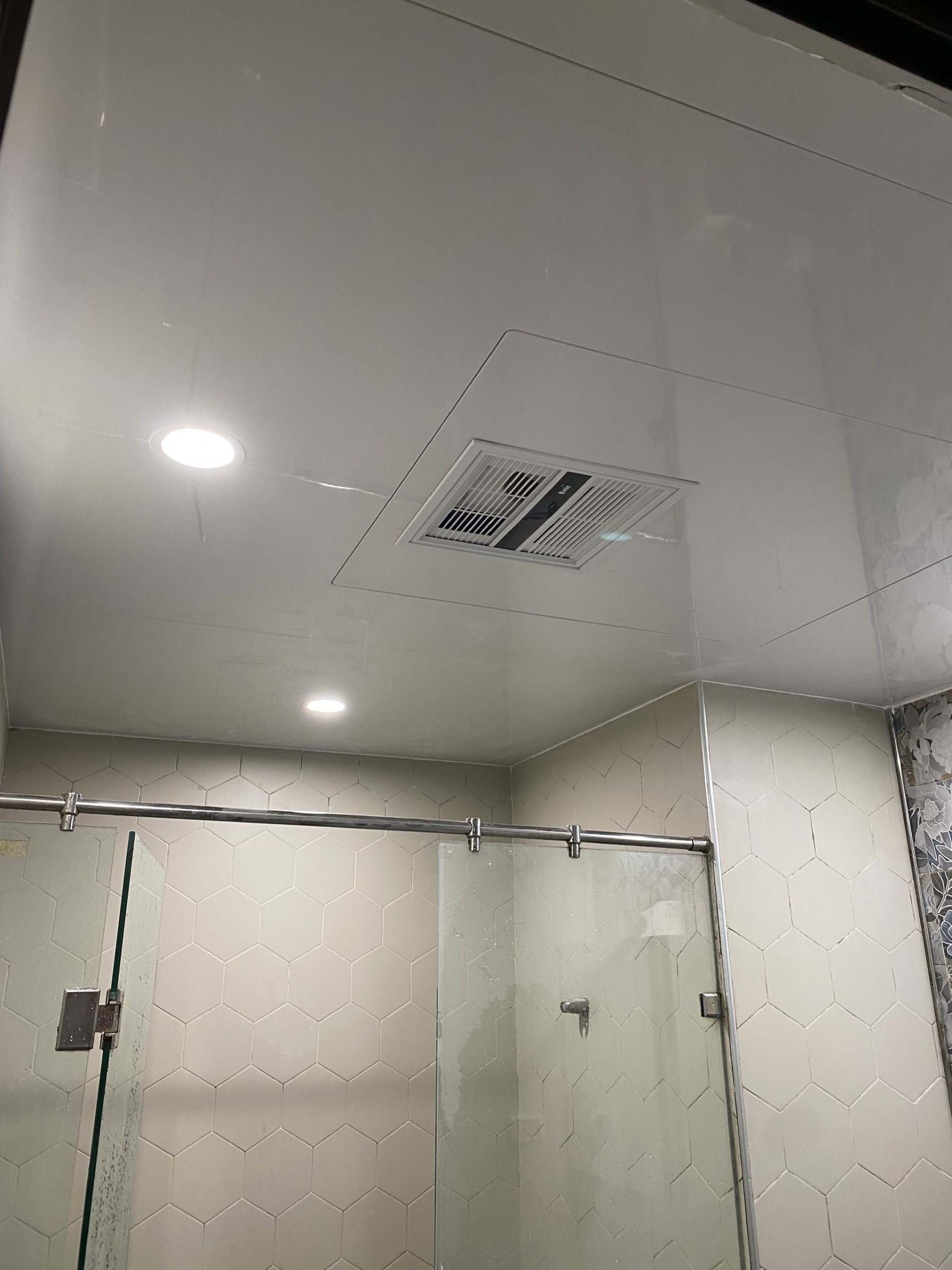 thay thế trần nhựa smc cho nhà vệ sinh bị ẩm mốc