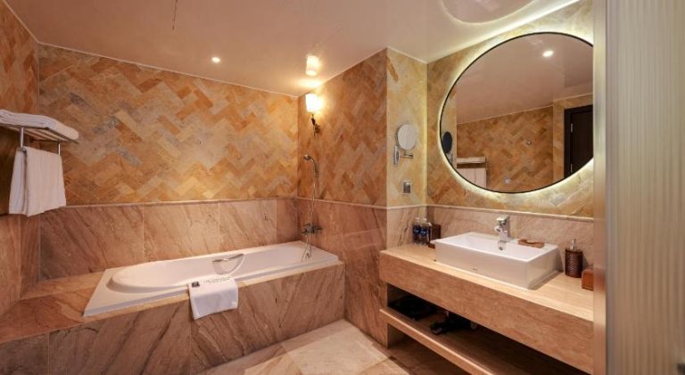thi công trần nhà tắm khách sạn Grand Plaza